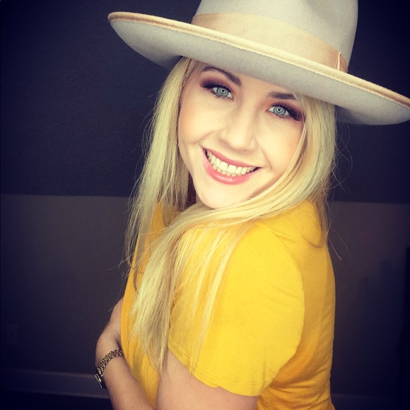 Meet your Posher, Jenny I Love Poshmark ❤️ - Picture 1 of 1